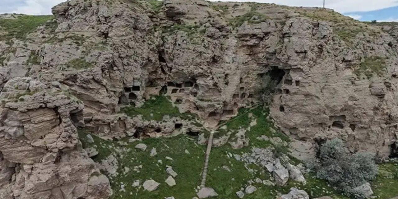 Sivas'taki 3 bin 200 yıllık 'apartman' zamana meydan okuyor
