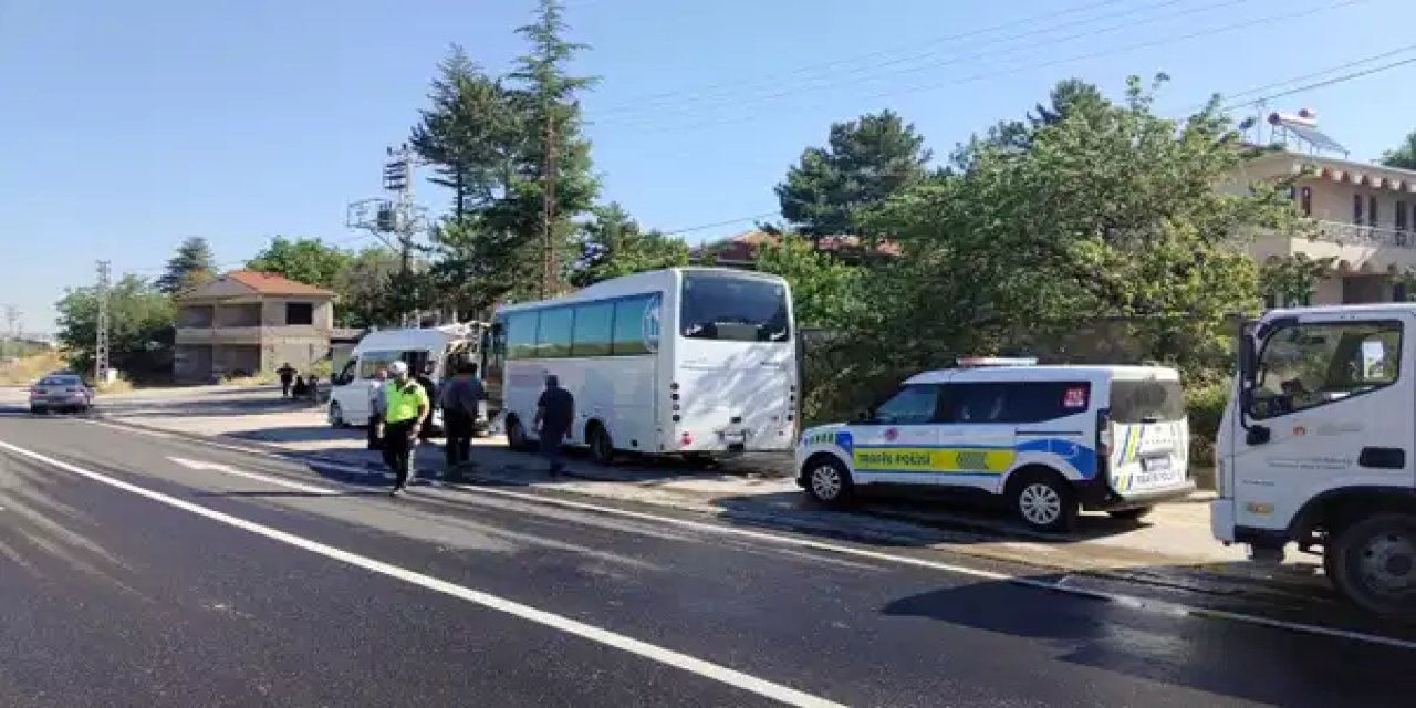 Kırşehir'de işçi servis midibüsü, minibüse çarptı: Çok sayıda yaralı var