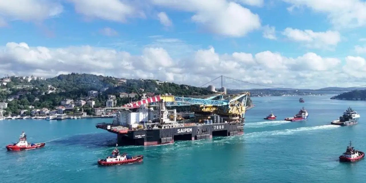 İstanbul Boğazı’ndan geçen dev vinç gemisi havadan görüntülendi
