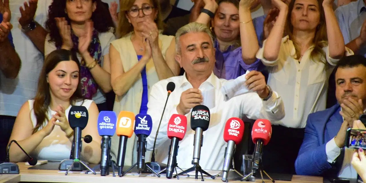 CHP Bursa İl Başkanı Yeşiltaş görevden alınma kağıdını yırttı: 'Burayı hiç kimseye teslim etmiyoruz'