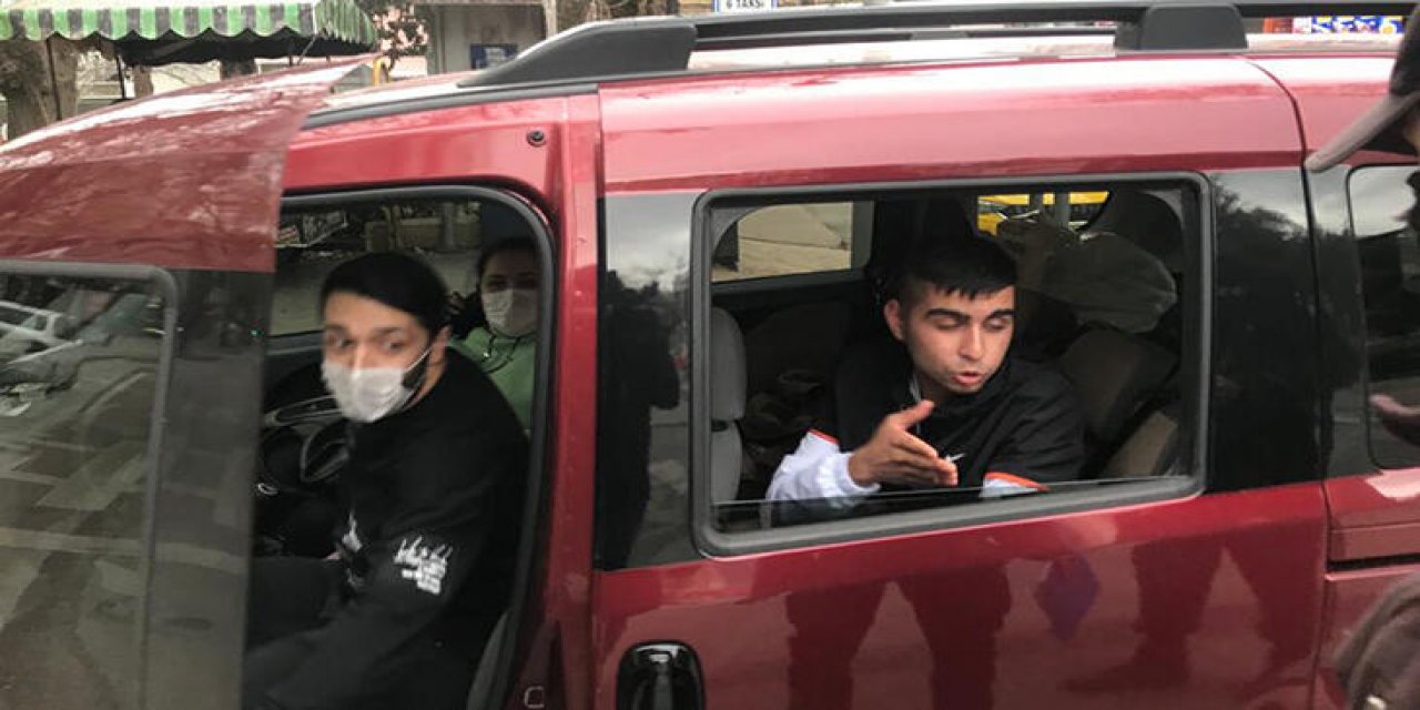 Maske takmayan arkadaşları böyle cezalandırdı! Bekçilerin yanında durdu ve...