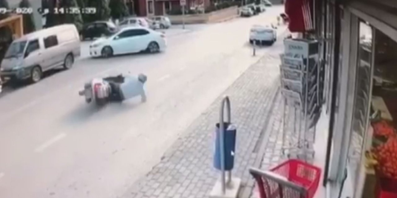 Devrilen motosiklet sürücüsünün sürüklenip, otomobile çarptığı anlar kamerada