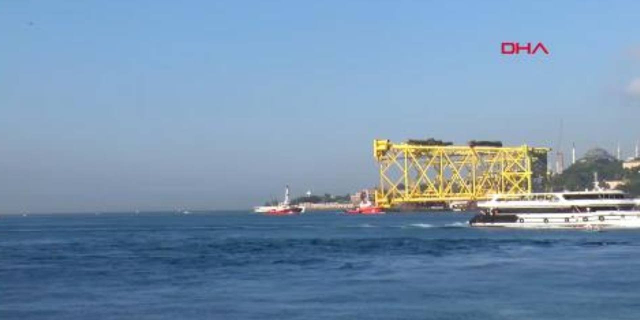 350 metrelik dev platform İstanbul Boğazı'nda: Gemi trafiği durduruldu