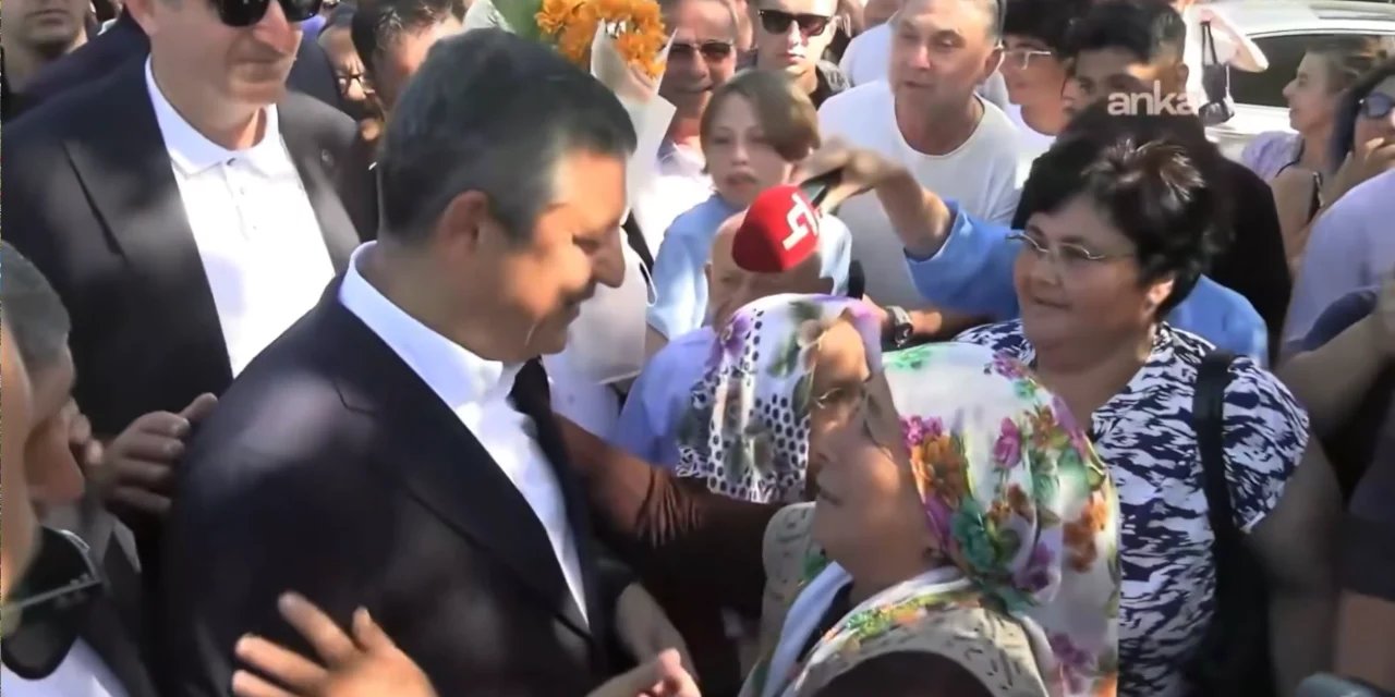 İzmir'de Özgür Özel'e destek: Sana otobüs de alacağız, bina da yapacağız