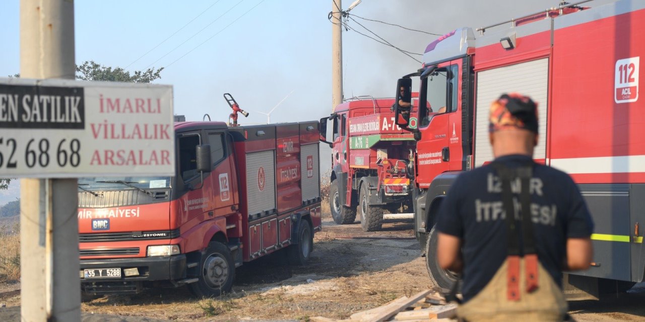 İtfaiye ekipleri Çandarlı’da alevlere karşı seferber oldu