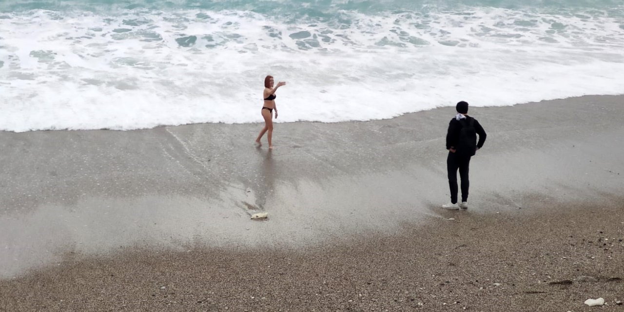 Kısıtlamadan muaf turist, dalgalarla selfie yaptı