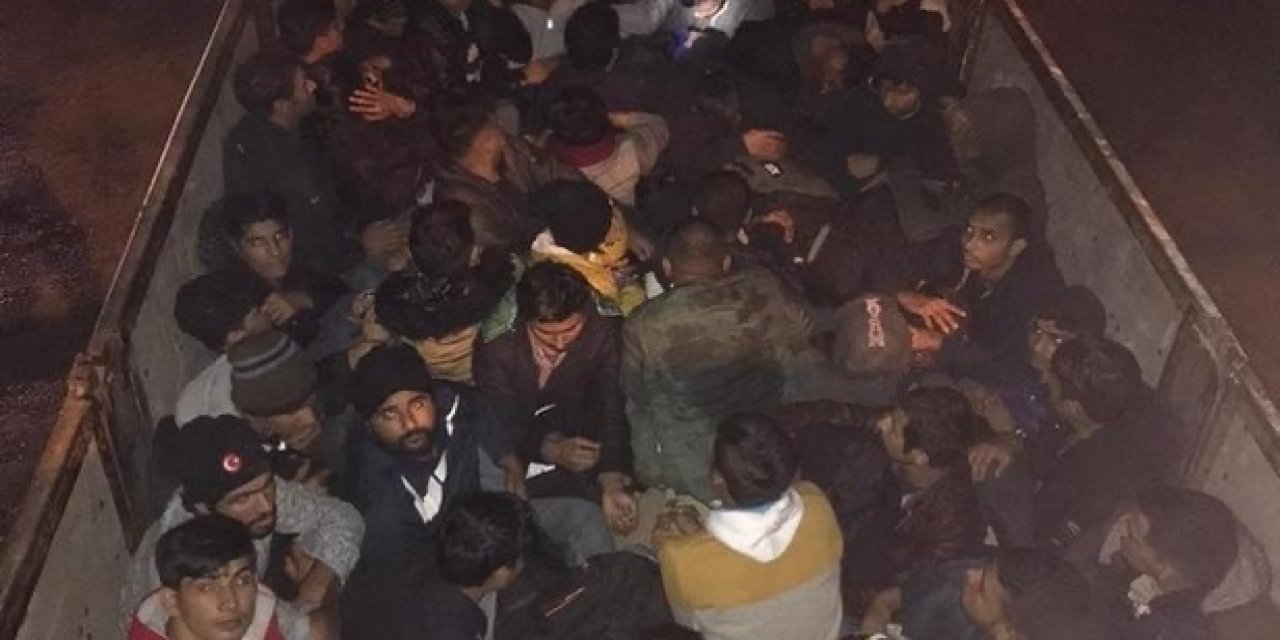 Bitlis’te 'dur' ihtarına uymayan kamyondan 69 düzensiz göçmen çıktı