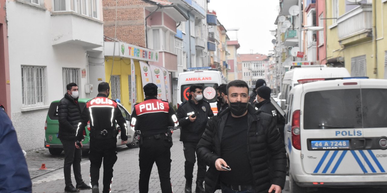 Annesini rehin alan genci polis ikna etti