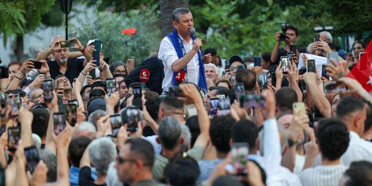 Özgür Özel'den yeni parti adımı: Renkler belirlendi, 3 şirkete logo tasarımı siparişi verildi