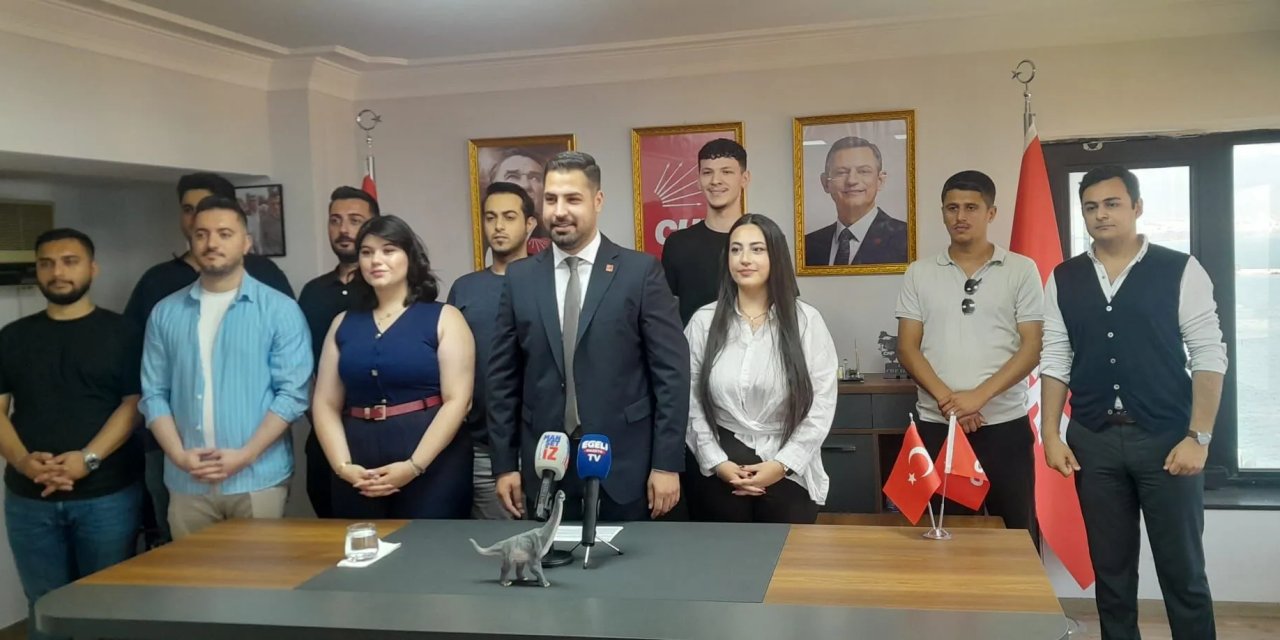 CHP İzmir Gençlik Kolları'ndan, Nalbantoğlu'na dinozorlu gönderme!