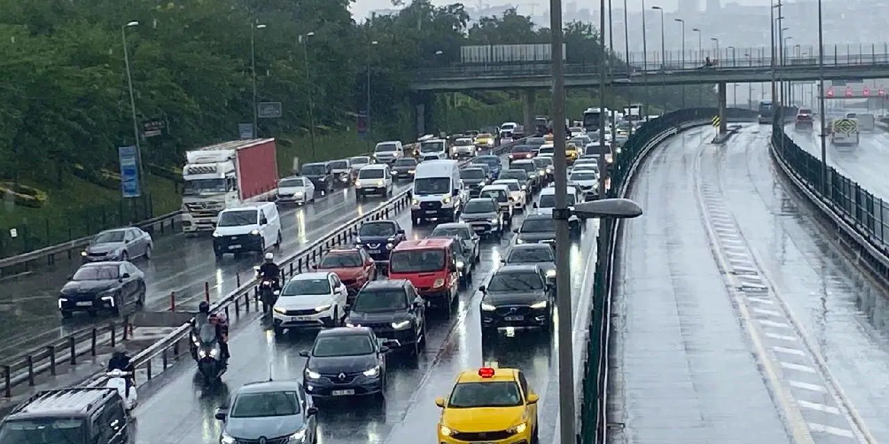 İstanbul trafiğinde 'sağanak' etkisi: Uzun araç kuyrukları oluştu