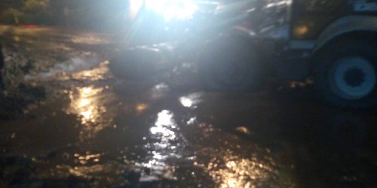 Söke'de taşan dere, karayolunu kapattı