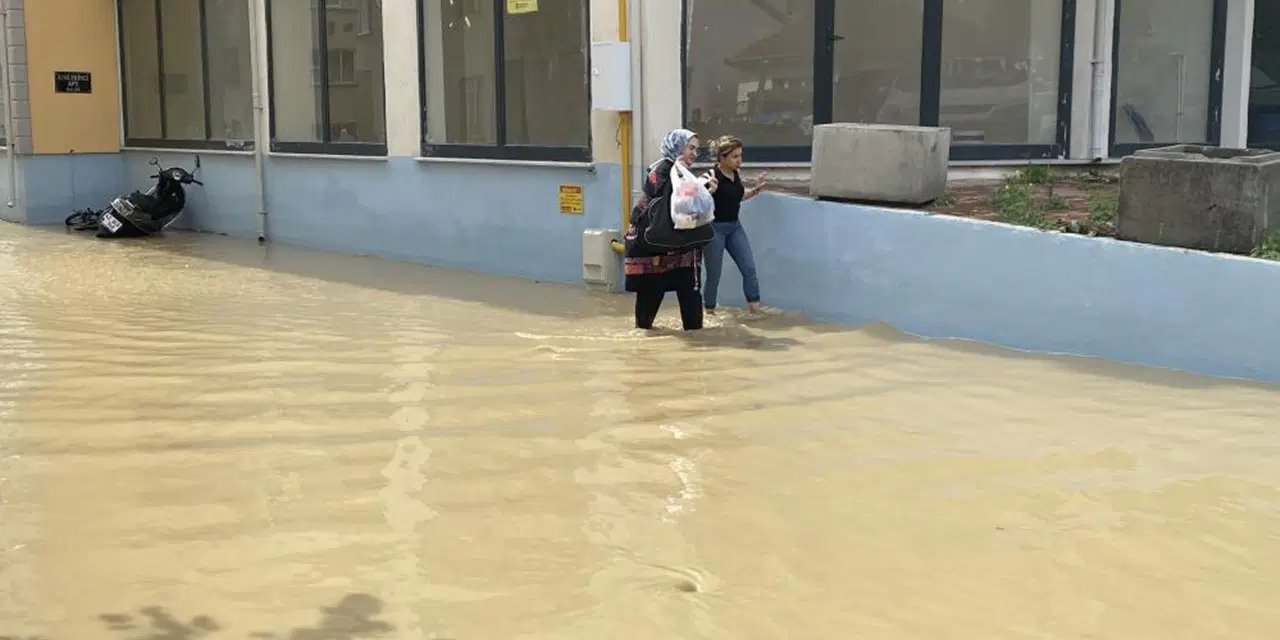 Kastamonu’da sağanak kabusa döndü: 12 kişi tahliye edildi, 6 köy yolu ulaşıma kapandı