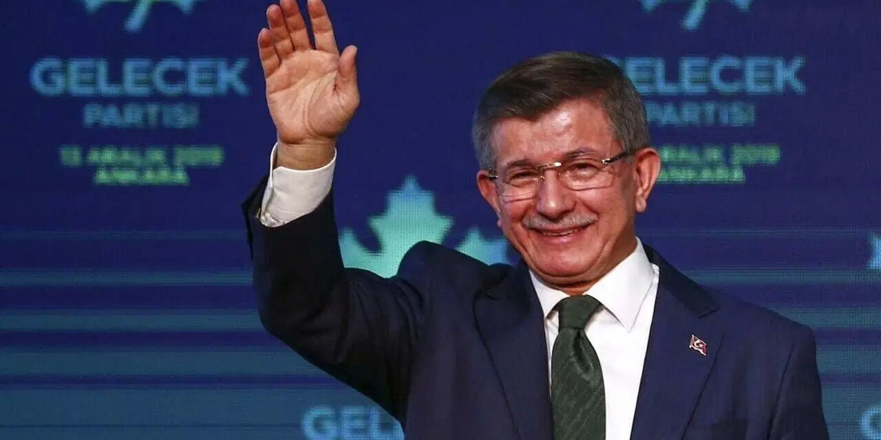 Davutoğlu siyaseti bıraktı, Gelecek Partisi'ni feshetti