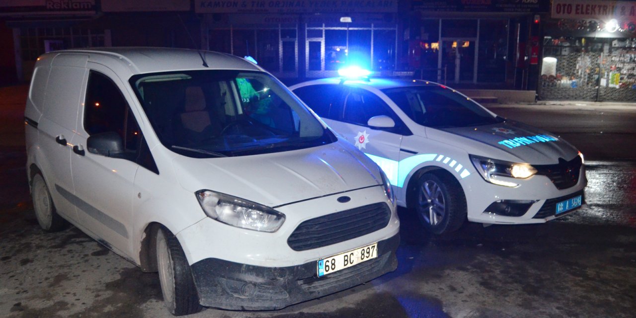 Kısıtlamada alkollü yakalanan sürücü, ceza uygulanırken koşarak kaçtı