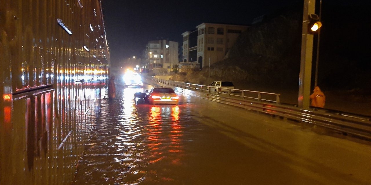 Kuşadası'nda sağanak hayatı olumsuz etkiledi