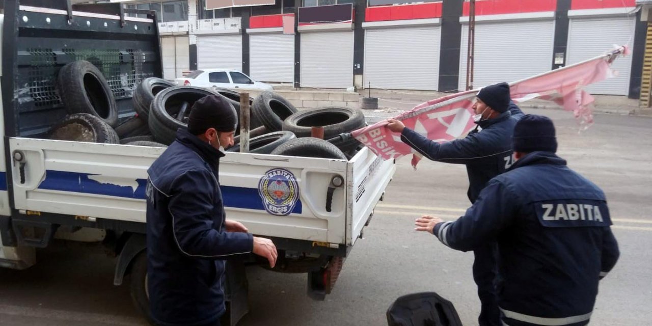 Kısıtlamada kaldırımları işgal eden flama, duba ve araç lastiklerini topladılar 