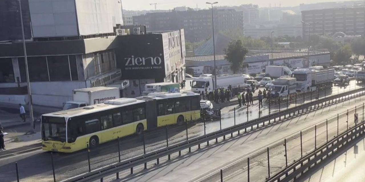 İstanbul'da feci kaza... Otomobil İETT otobüsüne çarptı: 3 kişi hayatını kaybetti