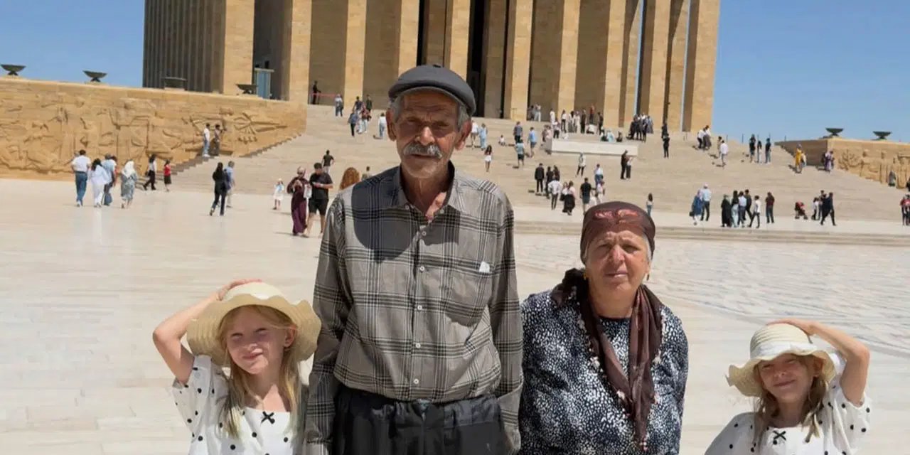 34 yıl sonra gelen mutluluk: İkiz çocuklarıyla Anıtkabir hayalini gerçekleştirdiler