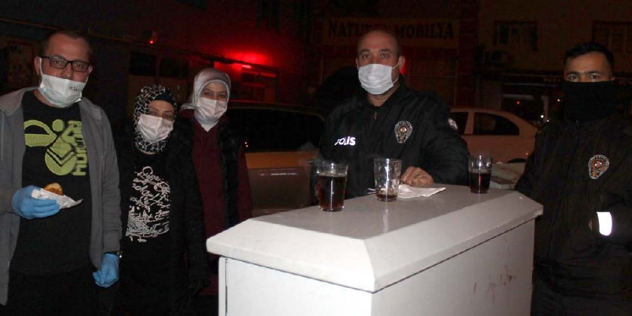 Kayseri'de, eksi 2 derecede görev yapan polislere vatandaştan çay ve poğaça ikramı