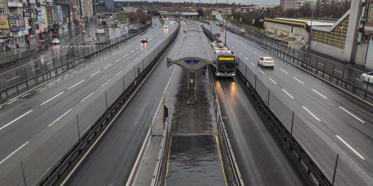 Kısıtlama nedeniyle meydanlar ve yollar boş kaldı