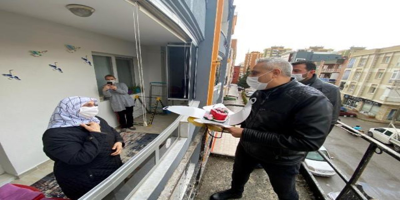 Doğum günü olan annesine vinçle pastalı sürpriz yaptı