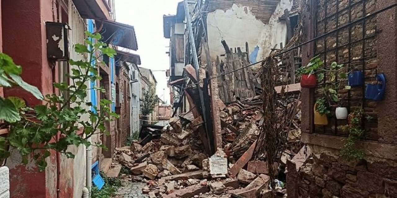  Ayvalık'ta, sağanağın etkisiyle 2 katlı metruk ev yıkıldı