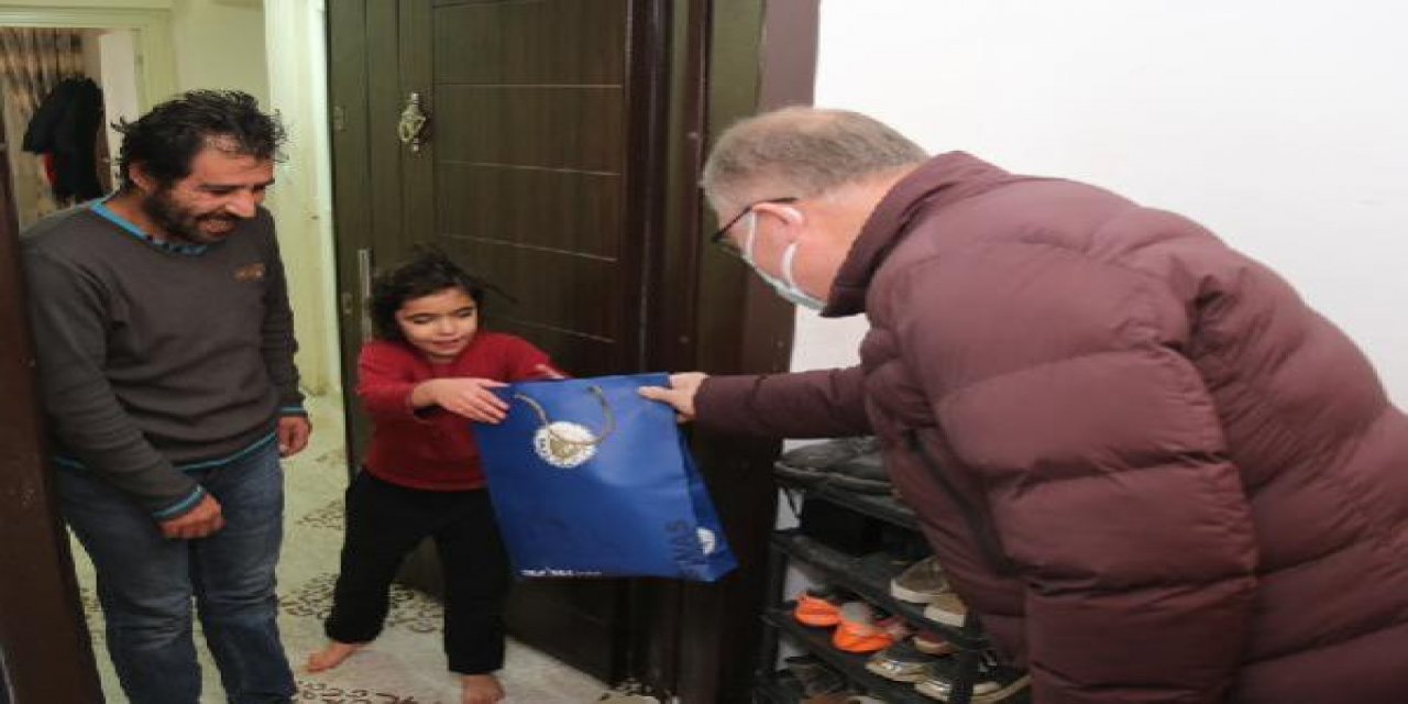 Sivas'ta kısıtlamada evde kalan çocuklara hediye paketi