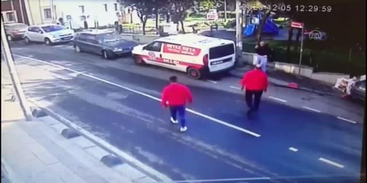 BAYRAMPAŞA'DA BUZDOLABI TAMİRATINI BEĞENMEYEN KİŞİ ÇALIŞANLARI TÜFEKLE TEHDİT ETTİ