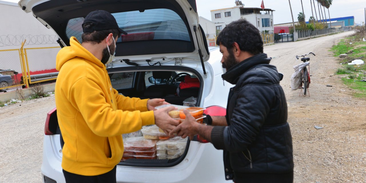 Sokak kısıtlamasında aracıyla sıcak yemek dağıttı