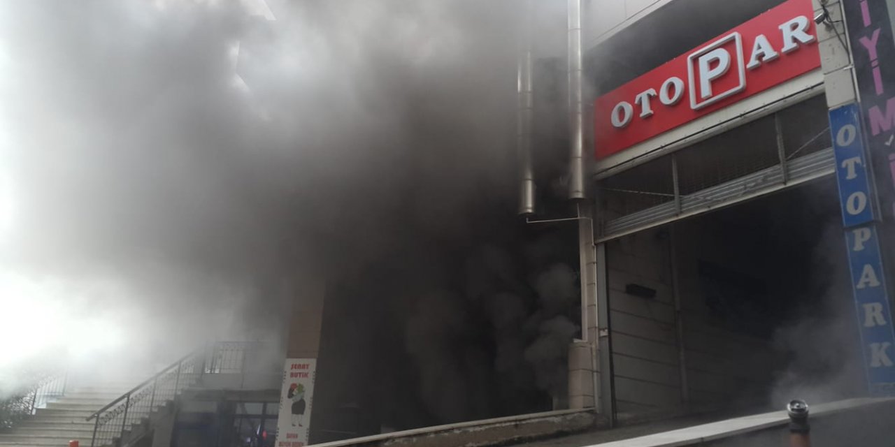 Bursa'da AVM deposunda yangın
