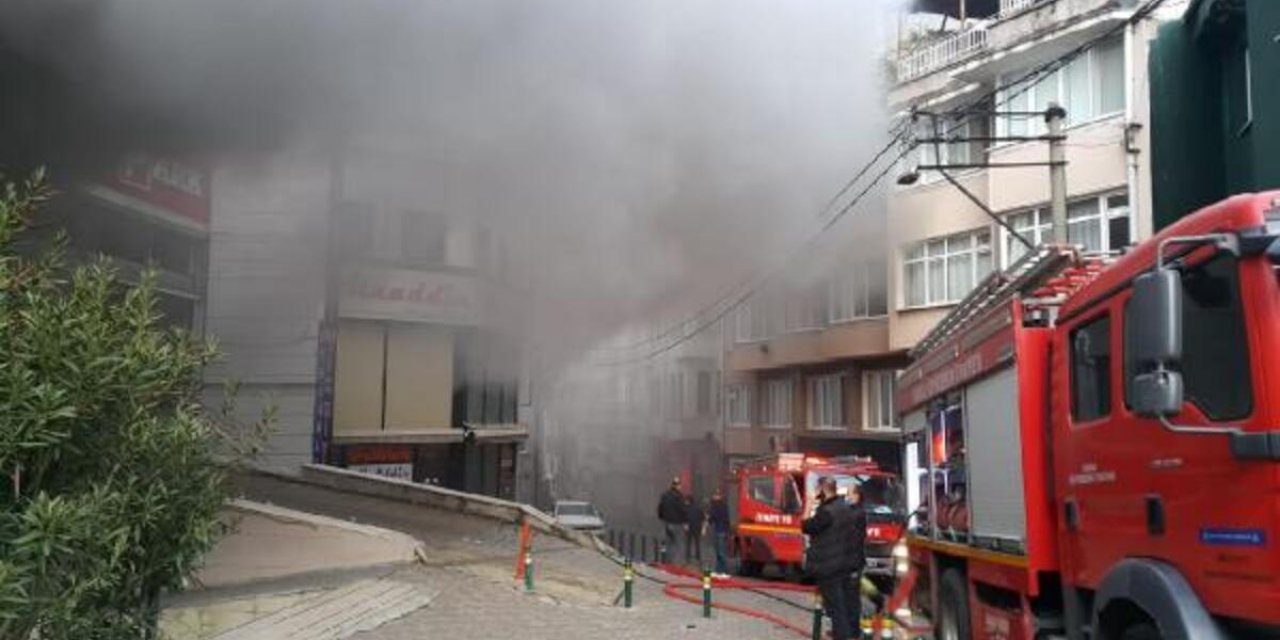 Bursa'da bir alışveriş merkezinin depo kısmında yangın çıktı