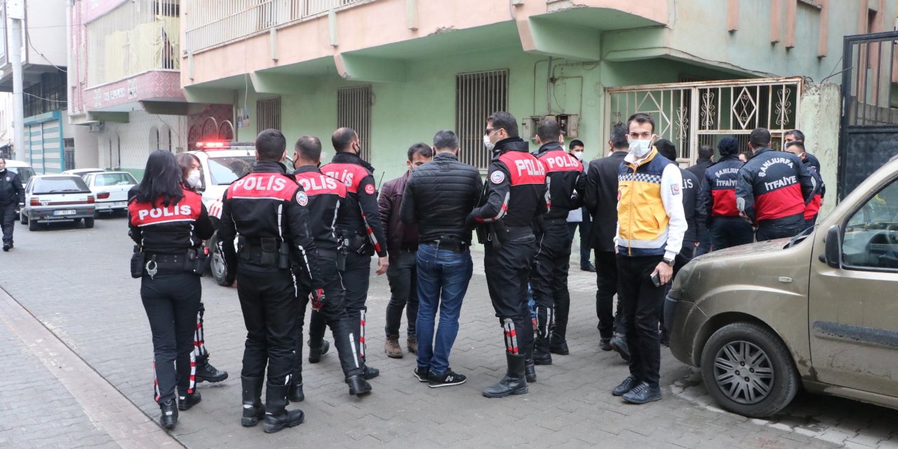 Ev sahibine kızıp evi ateşe verdiler, 2 polisi yaraladılar