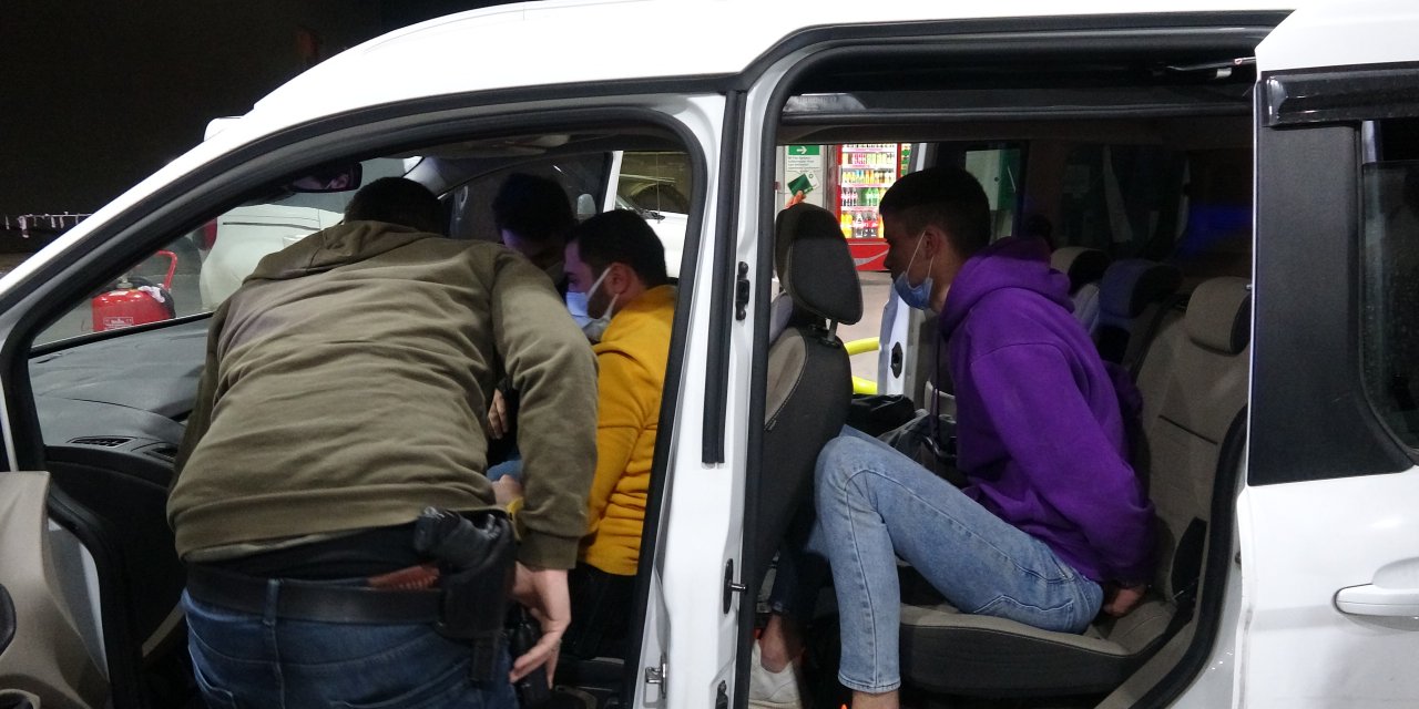 Polis kılığına girerek aracıyla uygulama yapan gence 4 bin 378 TL ceza kesildi