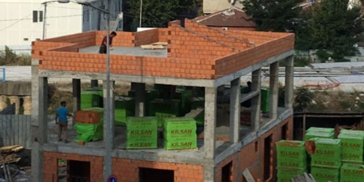 Koruma alanında ve dere yatağında olan ve sakinlerinin tek yeşil alanımız diye şikayetiyle ortaya çıkan kaçak yapıyı İBB ye ait arsaya AKP li belediye yapıyor