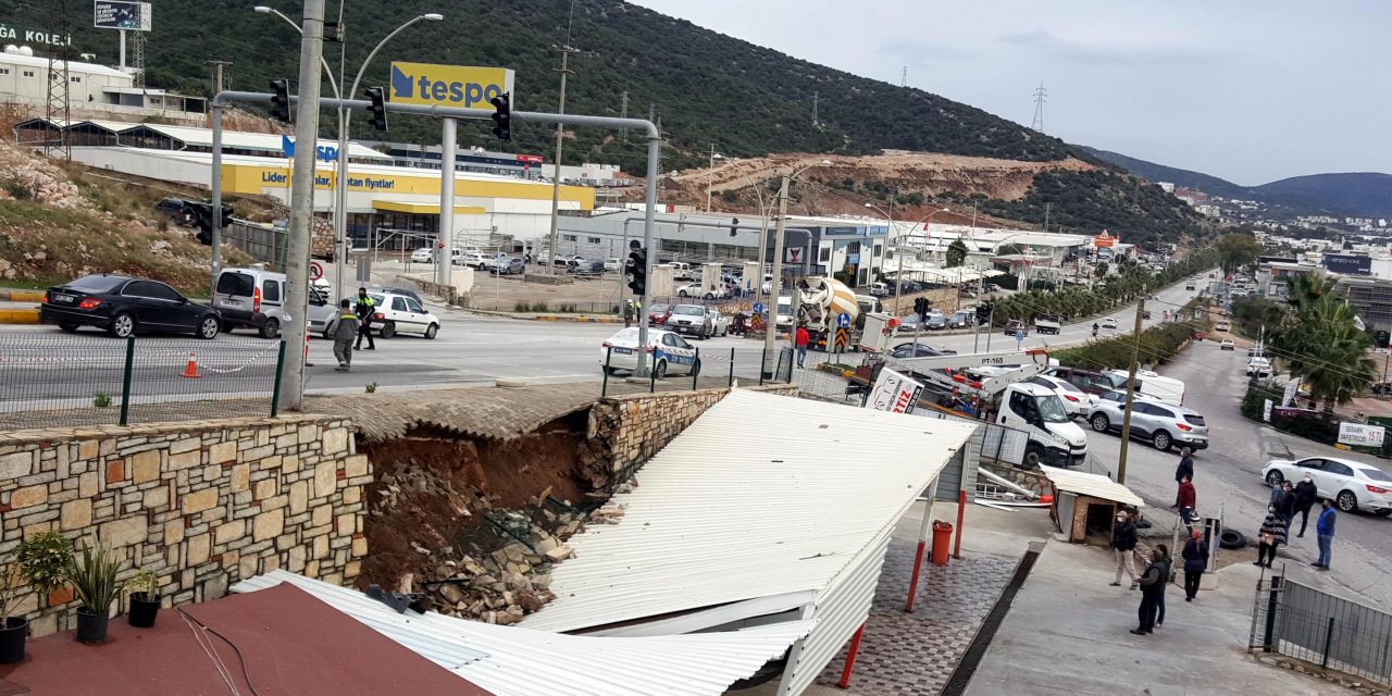 İstinat duvarı otoparkın üzerine çöktü, bir otomobil hasar gördü