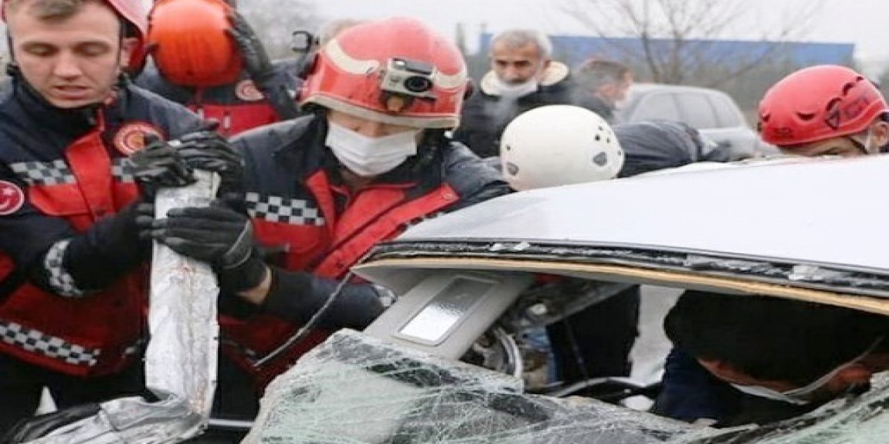 SAKARYA'nın Arifiye ilçesinde, otomobil TIR’a çarptı