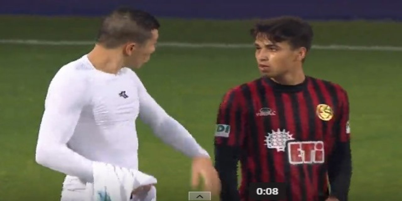 Genç futbolcunun formasını rakibe vermediği anlar tartışma konusu oldu