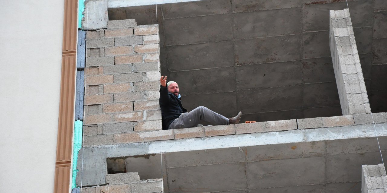 İntihara kalkıştı, 'Yeğenime TIR çarptı, sesimi duyurmak için buraya çıktım' dedi