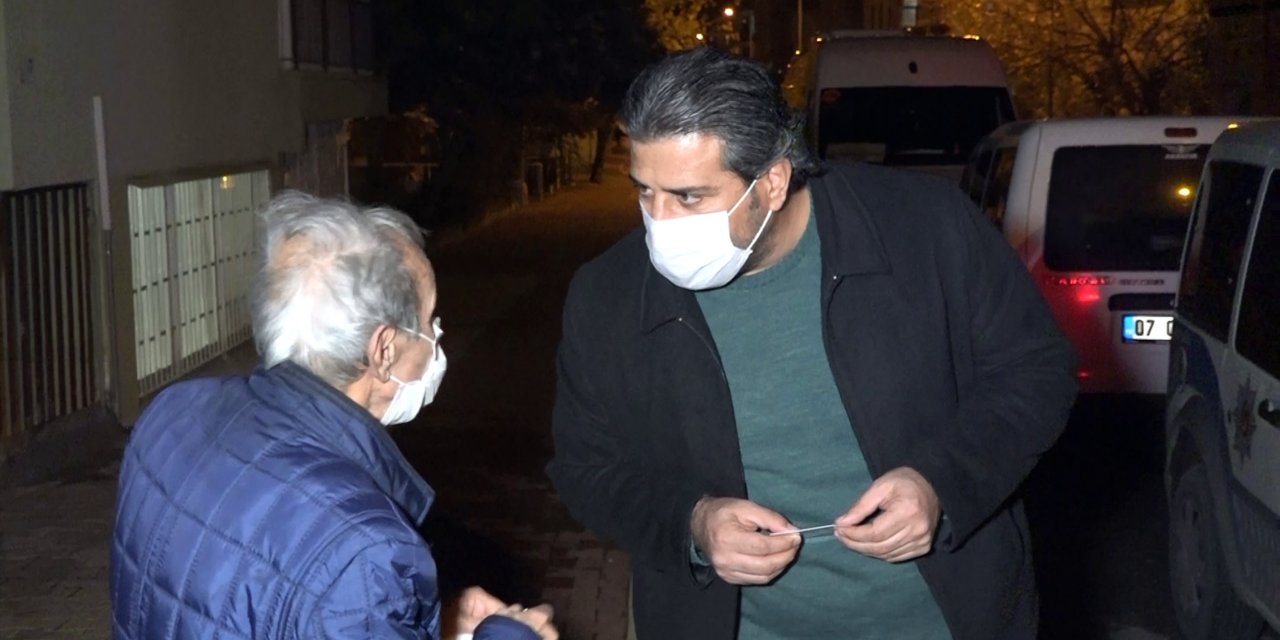 Başına sert cisimle vurup, telefonunu gasbetmeye çalıştılar