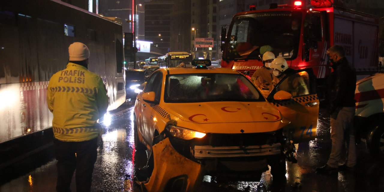 Şişli'de servis minibüsü devrildi