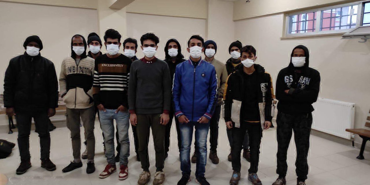Kocaeli’de, minibüste 12 kaçak göçmen yakalandı