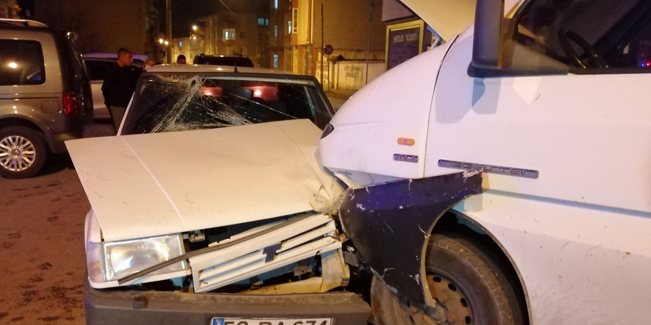 Sivas’ta kamyonet ile otomobil çarpıştı: 3 yaralı