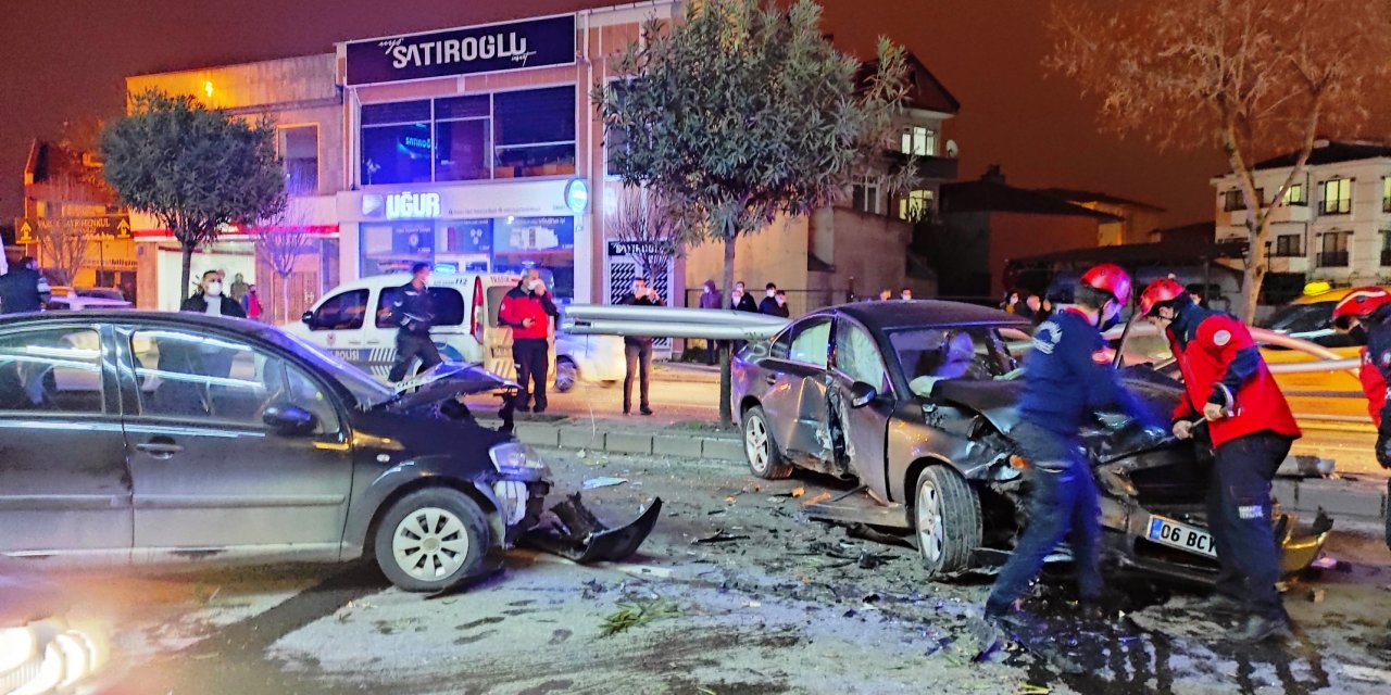 3 araç çarpıştı, otomobilde bulunan 2 kişi kaçtı