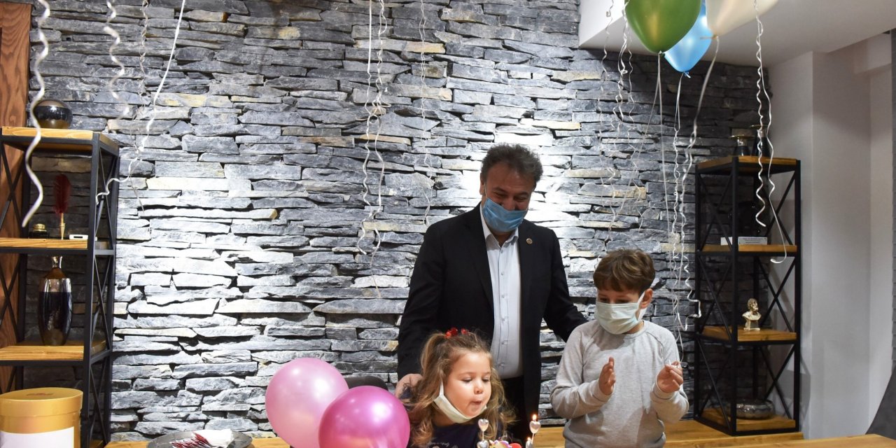İzmir depreminin simgesi Ayda'ya 4'üncü yaş gününde sürpriz kutlama