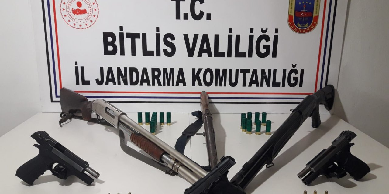 Tatvan'da 103 sikke ve ruhsatsız silahlar ele geçirildi
