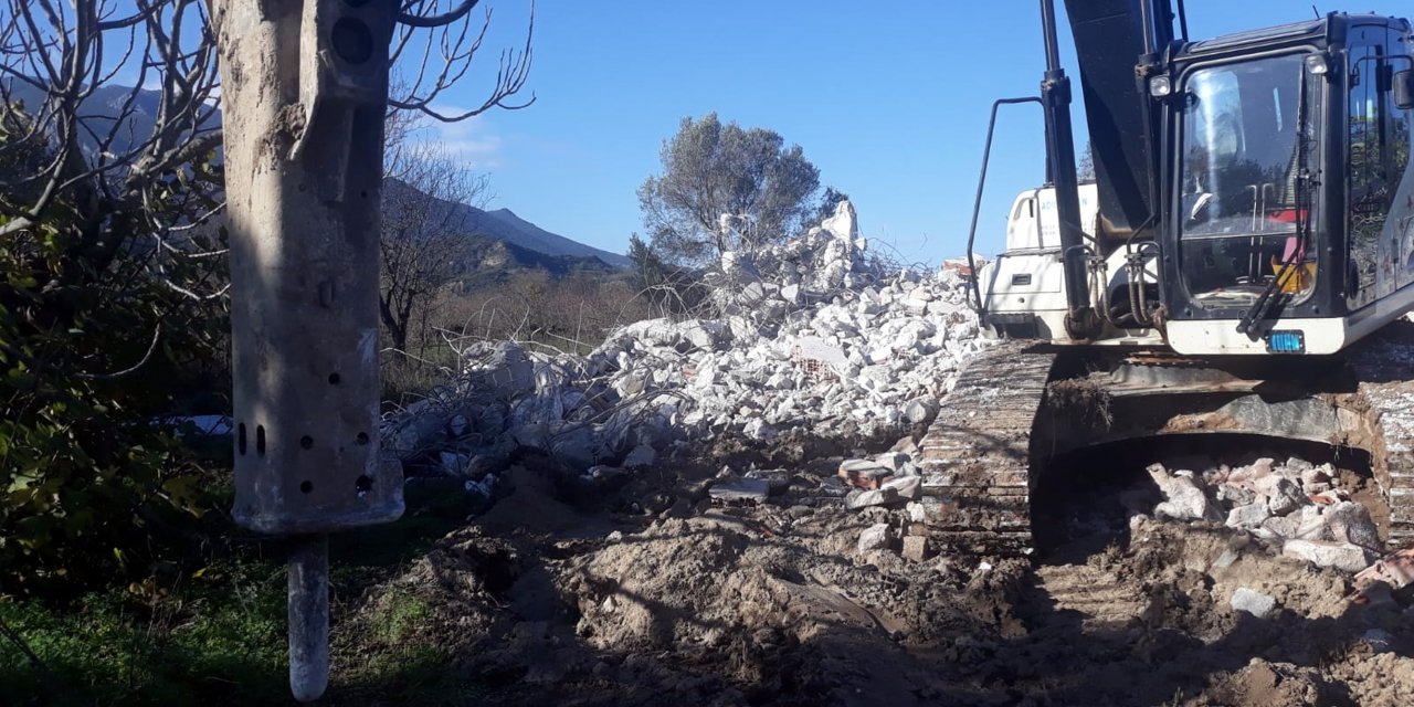 Marmaris’te kaçak yapıların yıkımına devam ediliyor
