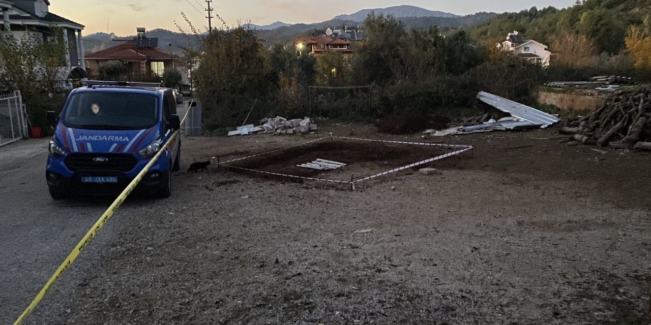 Çocuklar, top oynarken tarihi mezar buldu