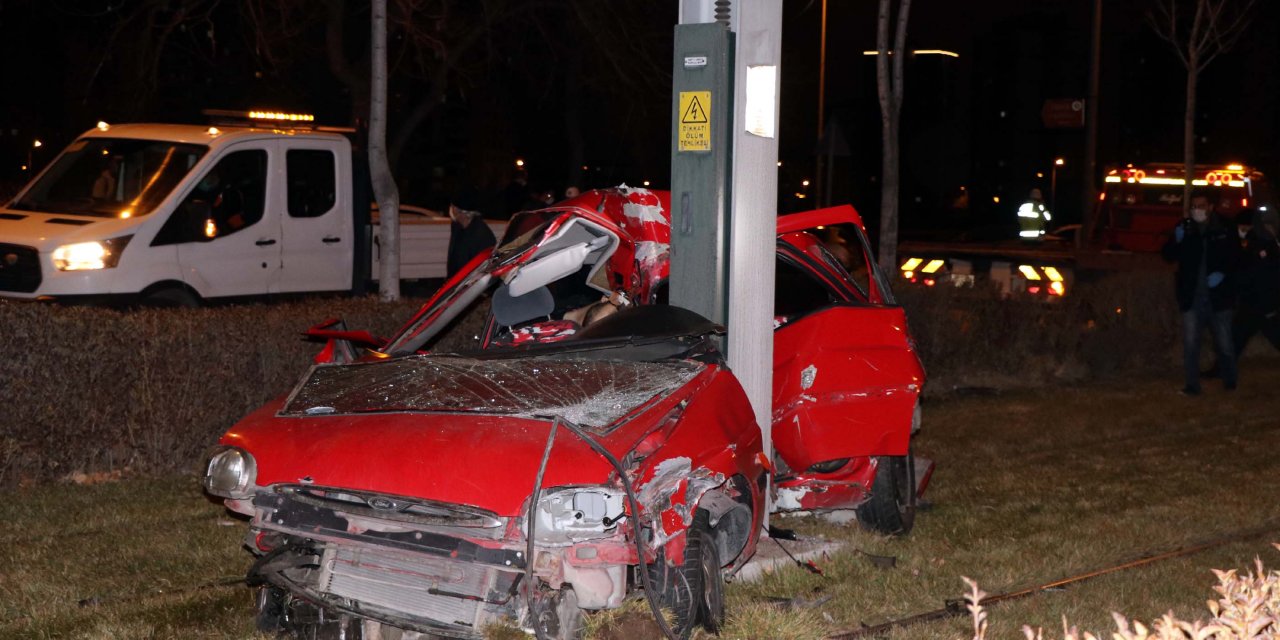 Otomobil, tramvay hattına enerji sağlayan demir direğe çarptı: 2 ölü, 1 yaralı