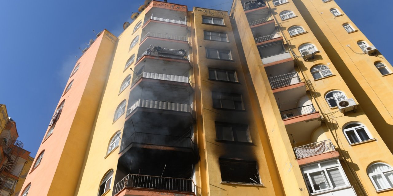 Yangında mahsur kalan 4 kişi itfaiye merdiveni ile kurtarıldı; çocukları için eve girdi